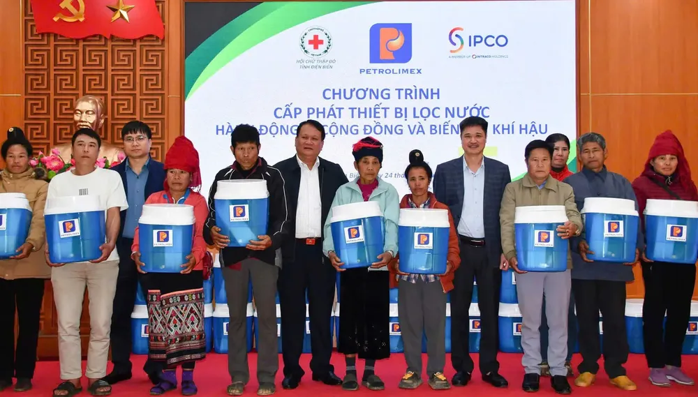 Ủy viên Ban Thường vụ Công đoàn Công Thương Việt Nam, Ủy viên Ban Thường vụ Đảng ủy Tập đoàn, Chủ tịch Công đoàn Xăng dầu Việt Nam Nguyễn Thanh Sơn đại diện Petrolimex trao tặng thiết bị lọc nước tại Chương trình